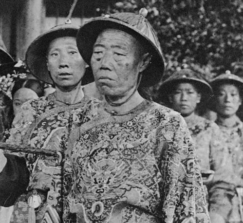 1966年，北京发现了大太监李莲英之墓，当考古人员揭开棺材后，正准备准备抬起李莲