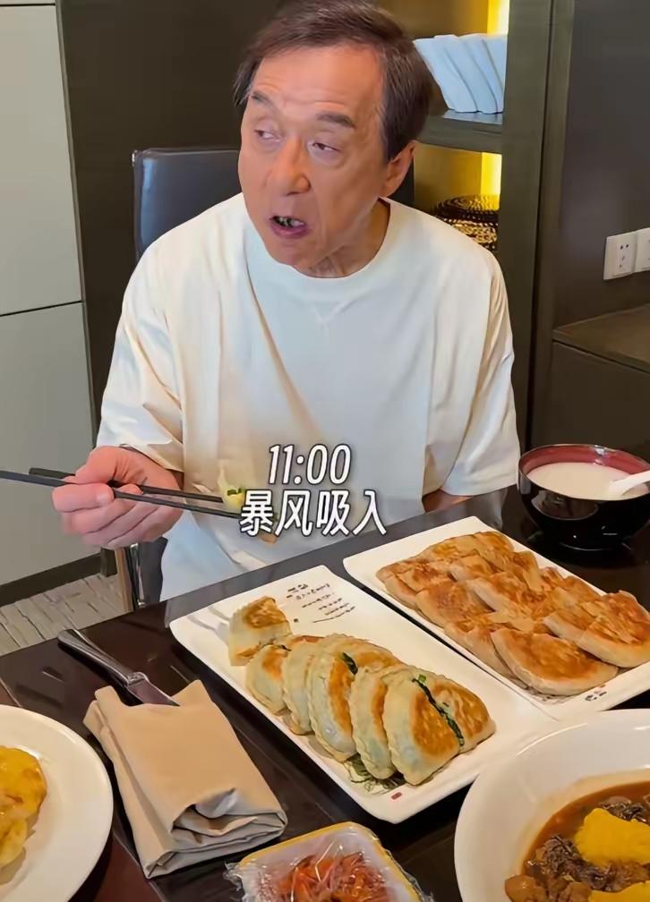 这老头一大早一桌子油腻饭菜，这胃口简直绝了
