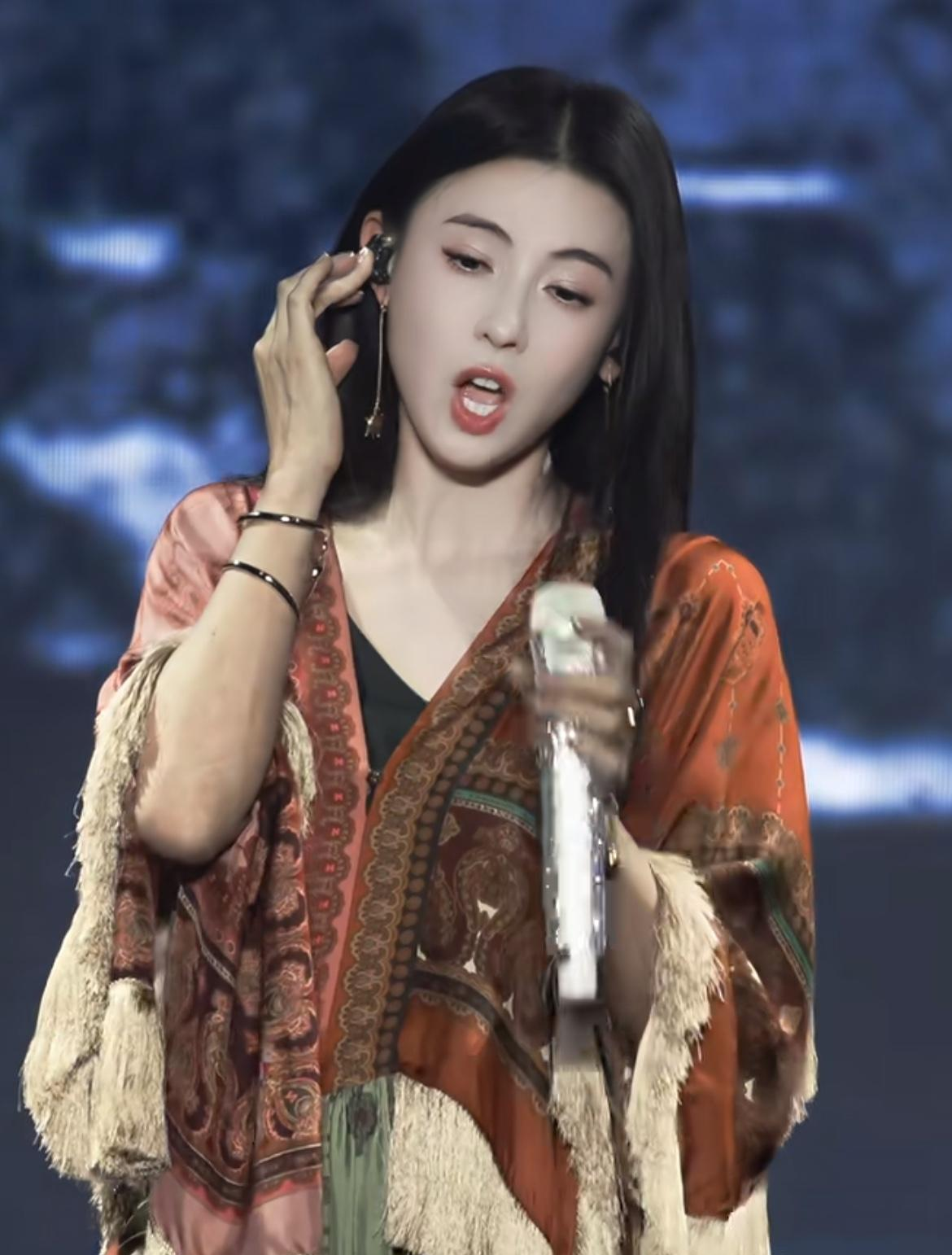 看到个帖子在聊谢霆锋，说他这辈子其实就俩女人，王菲和张柏芝。仔细想想，长成他那样的，情史居然这么干净