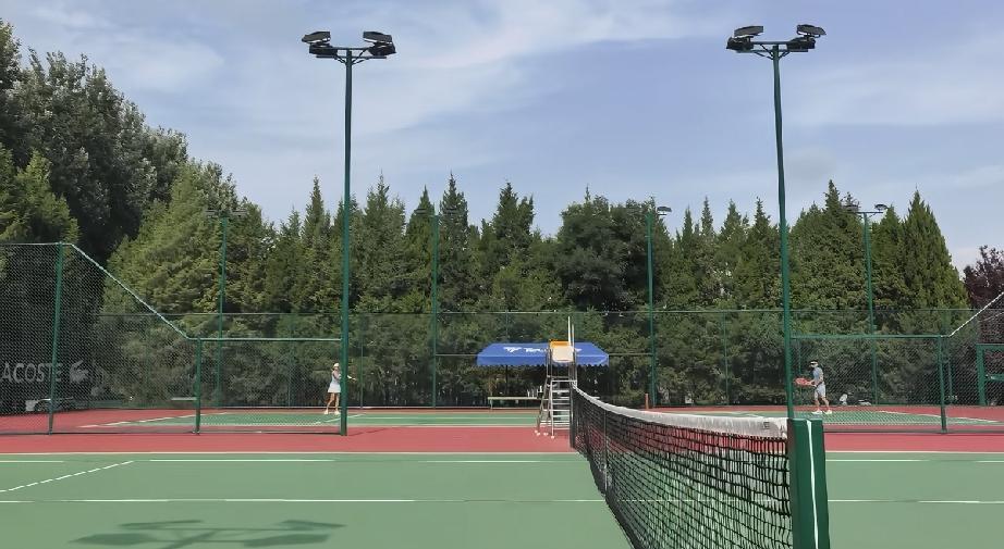 7月13日，瞿颖大中午在北京朝阳公园和帅哥打网球，她全身皮肤好黑，打球打得好有激