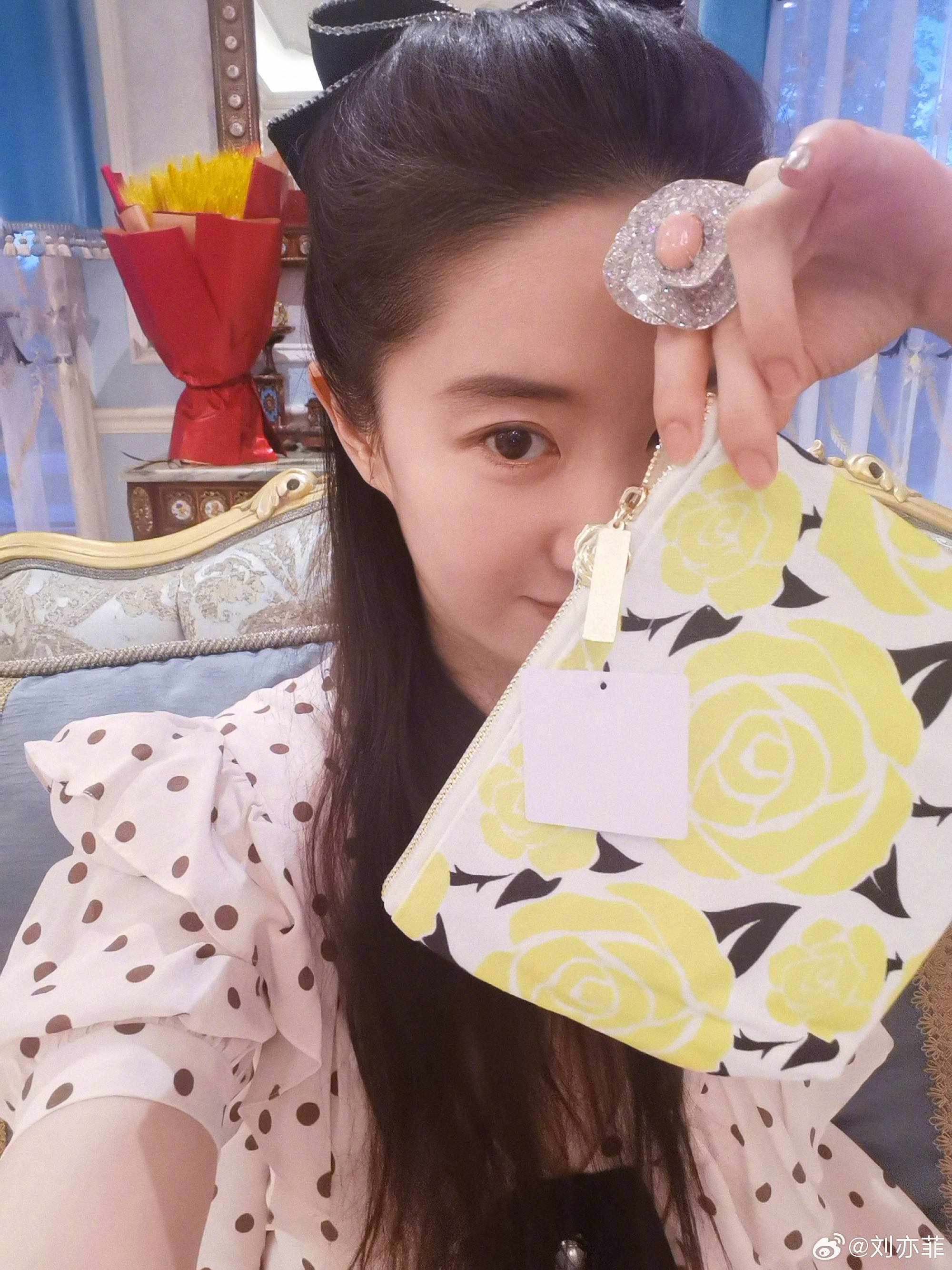 还以为刘亦菲在展示美貌刘亦菲喜欢收藏珠宝是出了名了。尤其是晒💎戒指，没重过样