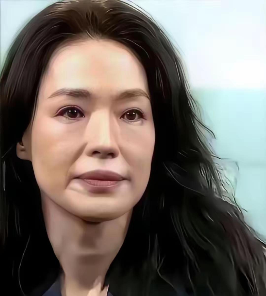 她的素颜照很真实，没有以前的模样了，看着怪吓人的，她的满脸皱纹和抬头纹都是那么明