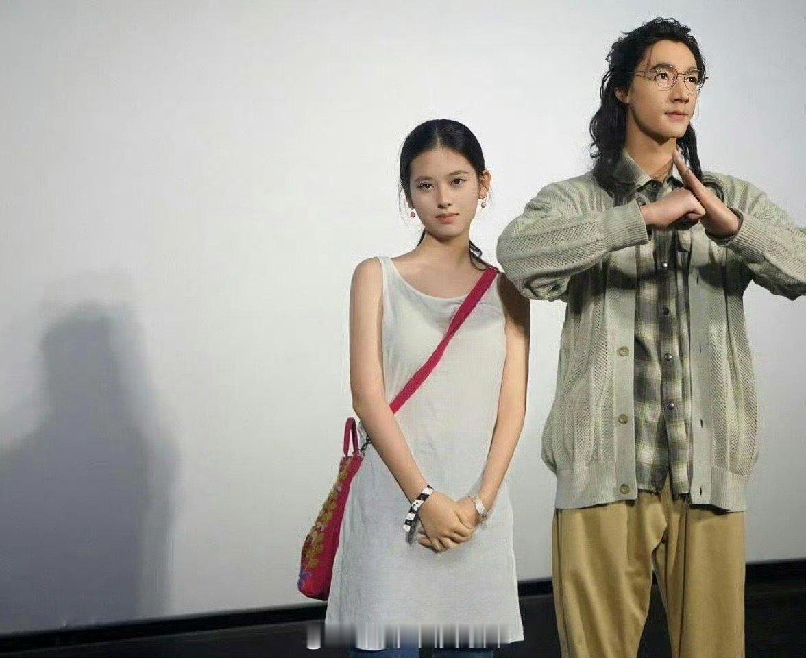这个女生是谁啊好漂亮，尤其是这双眼睛好像会说话的样子，很吸引人​​​