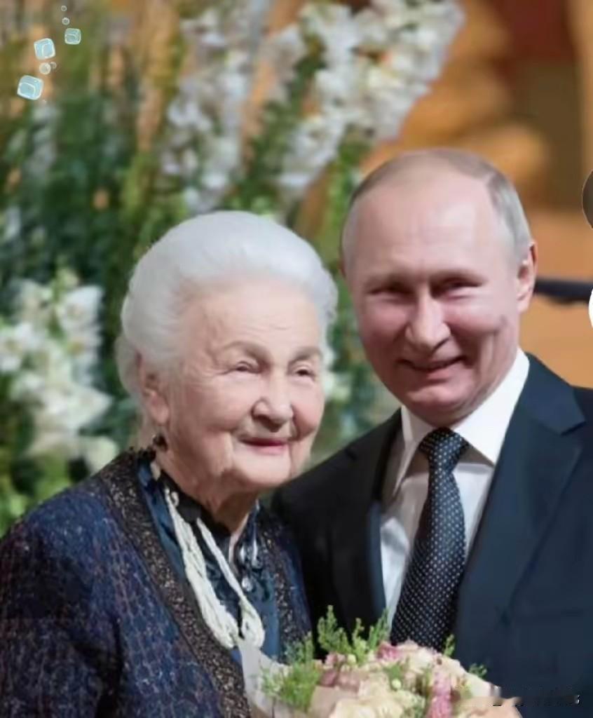 普大帝的母亲满头白发，母子同窗谁也看不出母亲的岁数，普京今年都73了，白发母亲至
