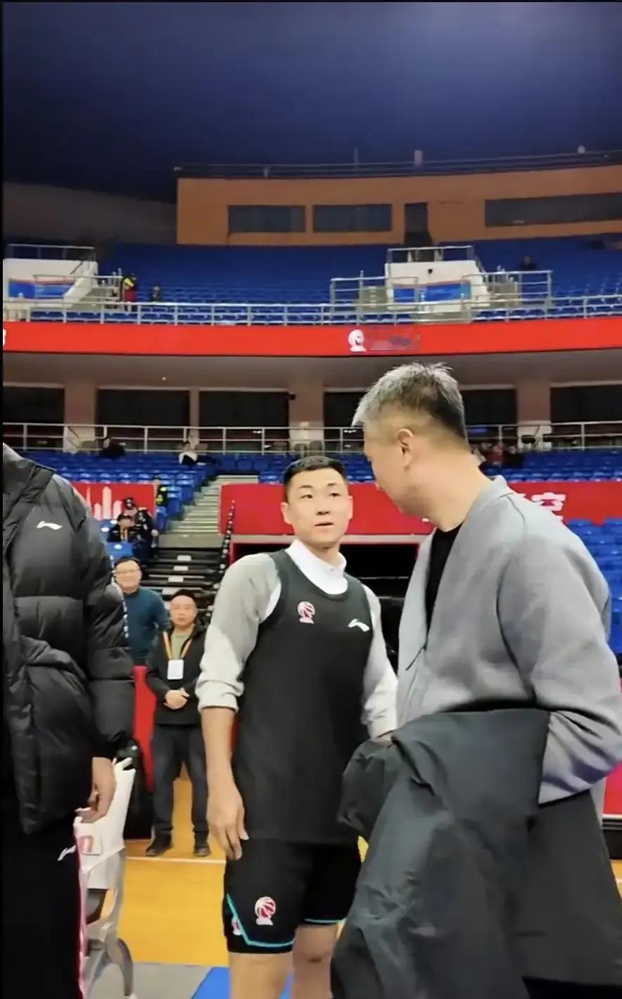 高诗岩国家队悬了昨晚齐鲁德比，郭士强坐在场边，本子翻得飞快。高诗岩15分9