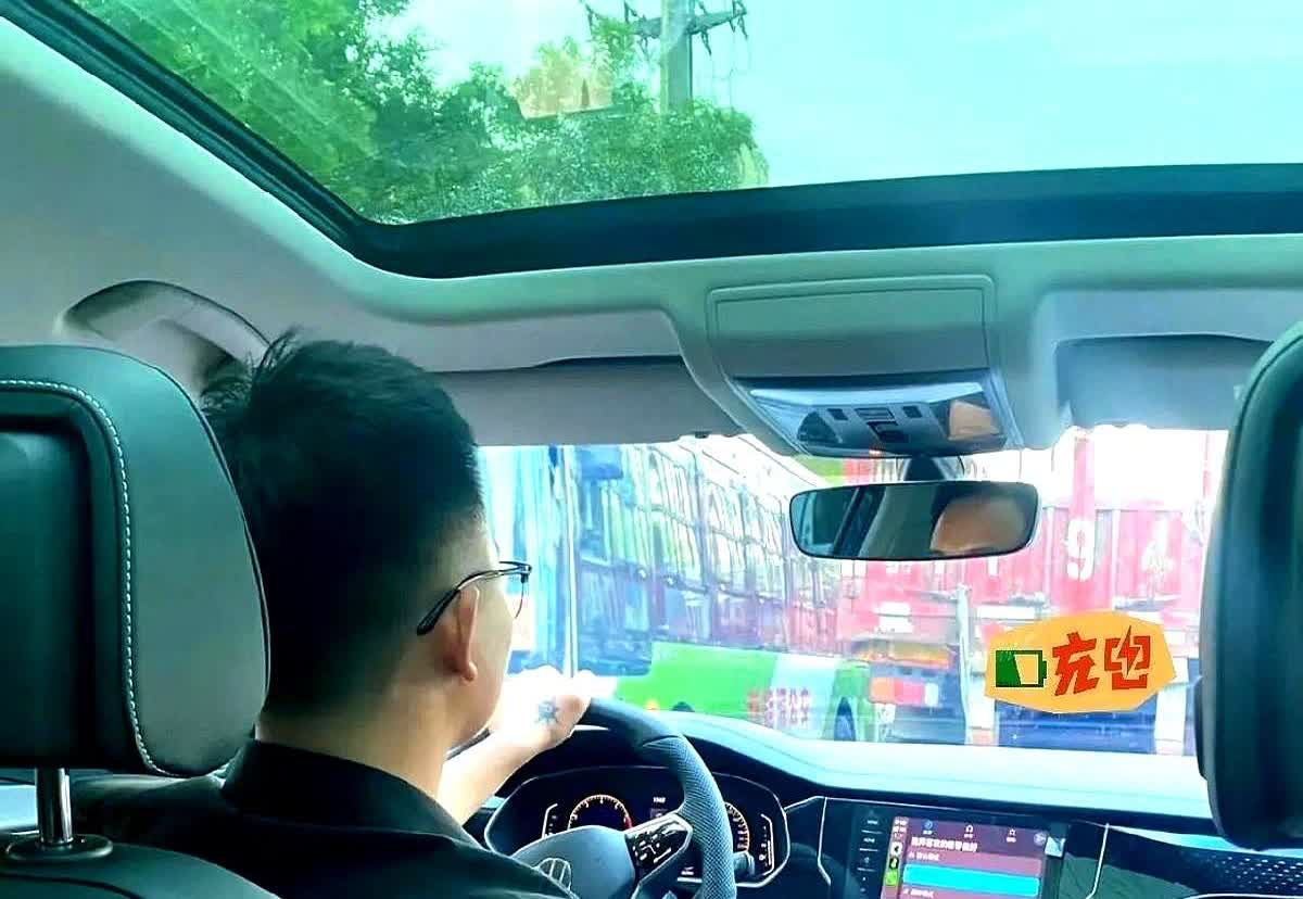 我爸开了几十年车，教了我不少超实用的开车窍门：上周和同事拼车下班，她突然