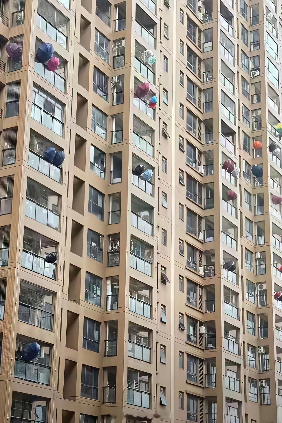 楼上怎么有这么多伞啊？