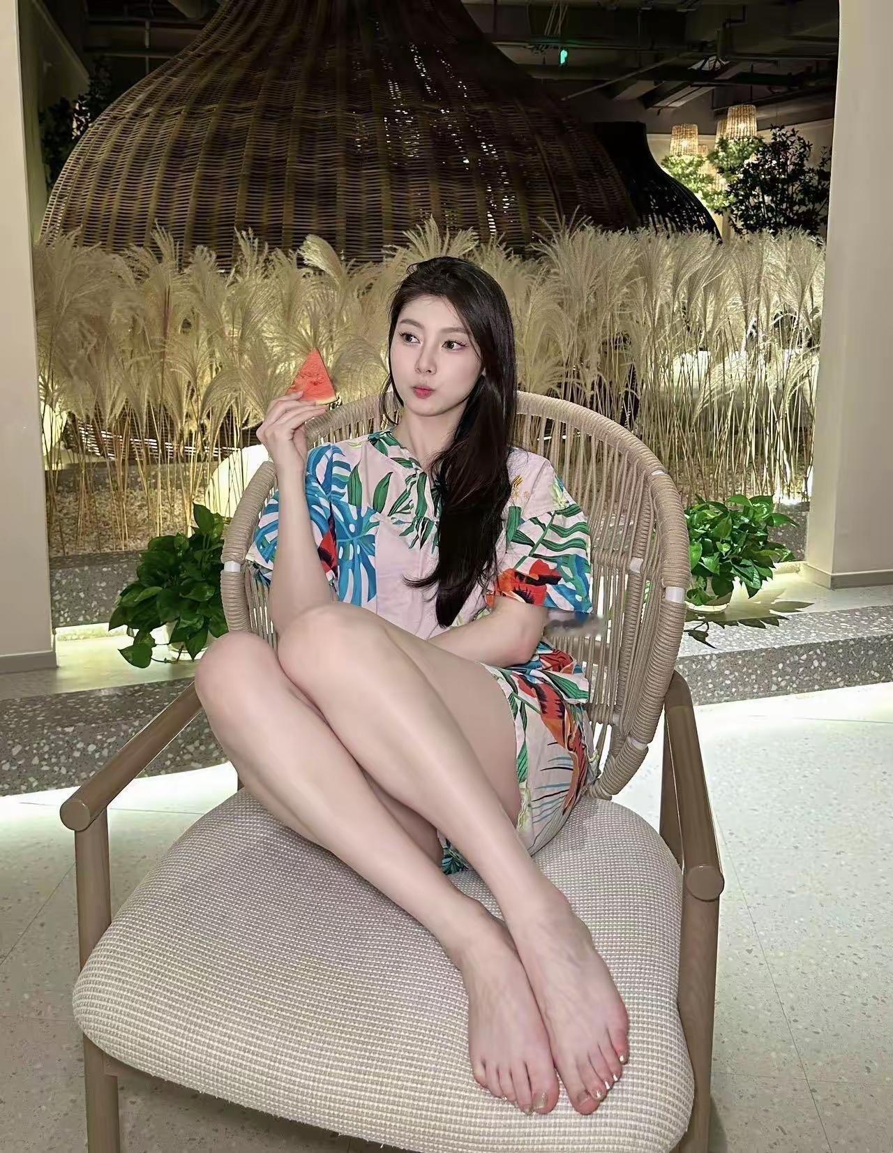 上联:秋雨无心敲落叶。请对下联宿舍吵闹独自闲。