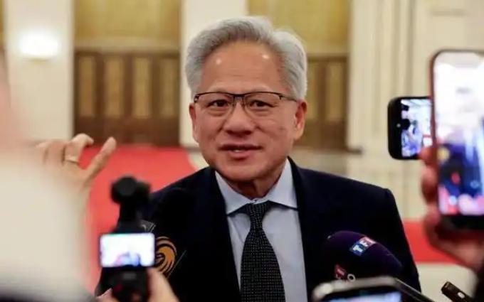 华为到底行不行？刚刚在人民大会堂，当着全球记者的面，英伟达CEO黄仁勋给出了答案