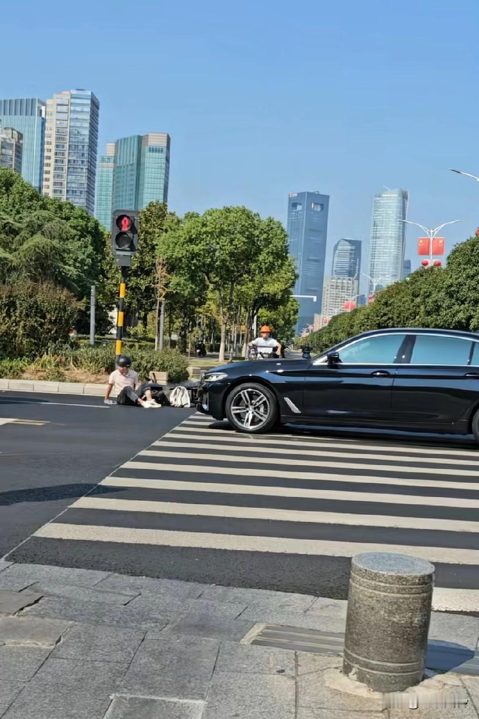 妈呀，撞到开放式骨折，看到苍蝇来了，都不敢打，这会儿应该知觉没了，等过几个小时