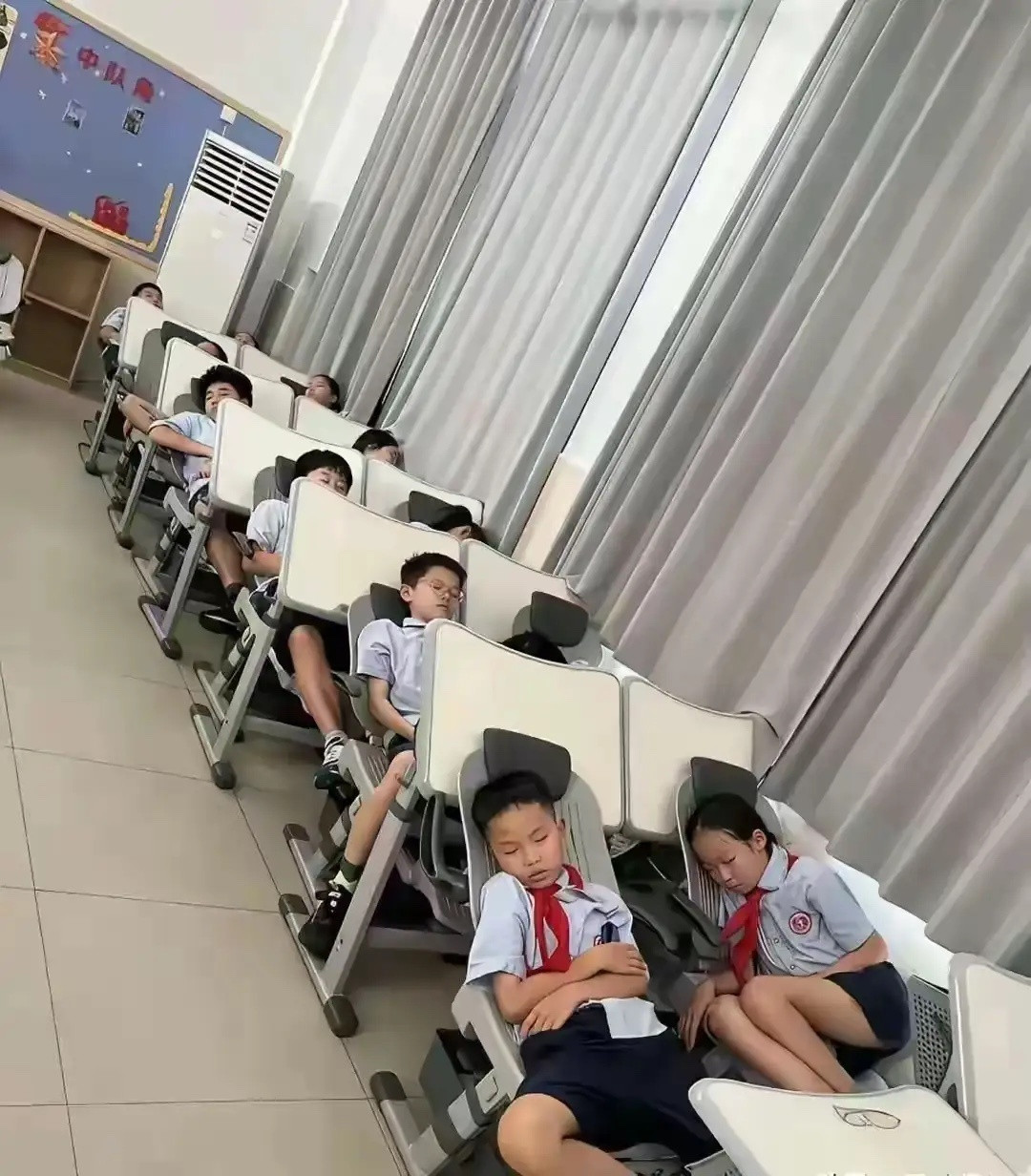 现在的学生太幸福了，如果我们那个时候读书有这个条件，那真的是太好了，就不用趴着睡