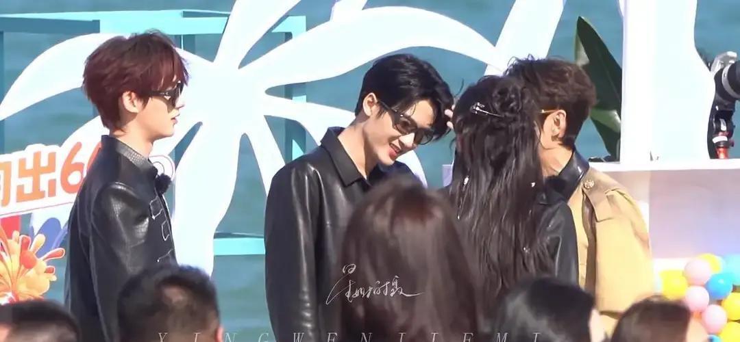 舞台下衣服被扒开那刻跨年晚会彩排，孟子义直接撩起外套，里面贴身背心露在镜头