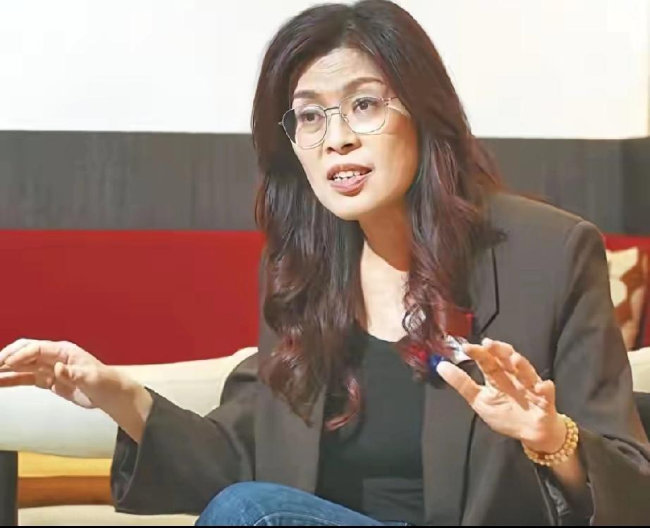 卢秀燕估计要傻眼了，没想到郑丽文的访陆就这样大大方方又轻轻松松获得了巨大的成功。