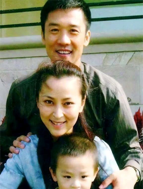 他们曾是一对幸福的恋人！黄志忠对何音一见钟情，一番穷追猛打，才抱得美人归。当