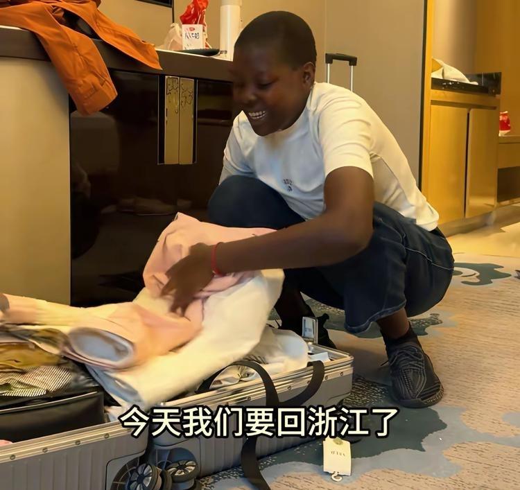 这几天浙江丽水的大网红Rose带着她的黑家人来中国探亲的视频在网络上引发了关注。