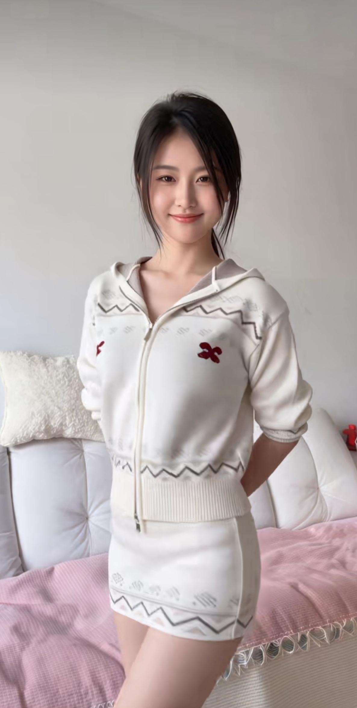 漂亮女孩家里自拍。