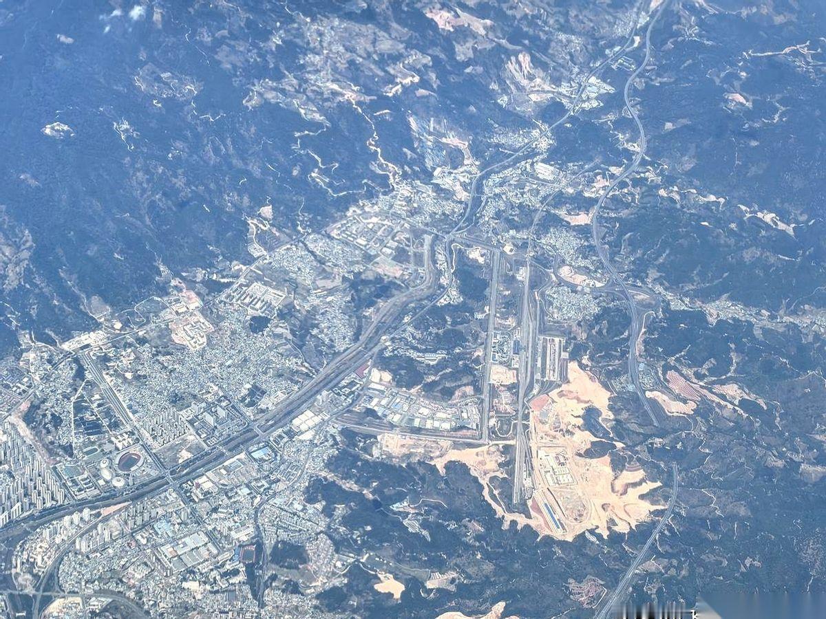 铁路修到这儿，就到头了。再往前，就是国境线。这种感觉太奇妙了。一个崭新的车站