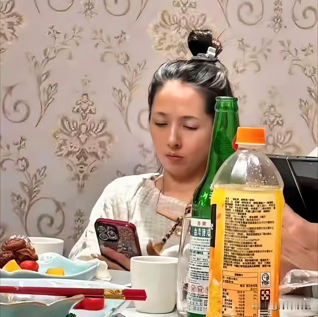 越看越觉得神奇，郭碧婷长相越来越像向太。向佐又专程去台北陪伴岳父，一大家子在一起聚餐，娘家亲戚、妹夫