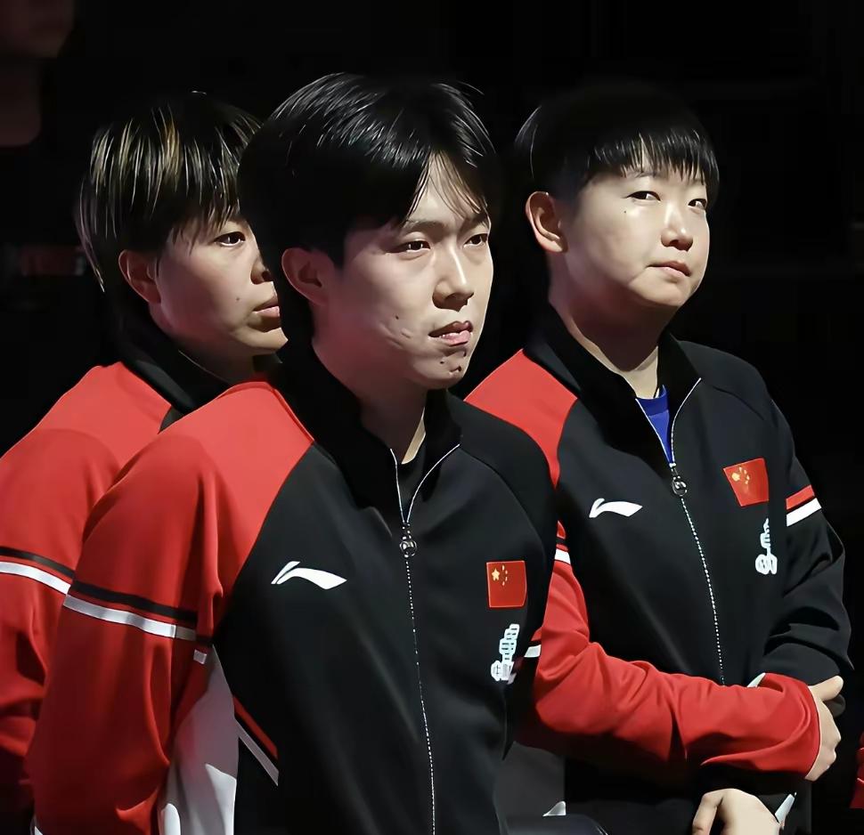 上网刷到一张孙颖莎的'狠'照：镜头中的莎莎目光斜视，嘴角略歪，正狠绝地翻着白眼，