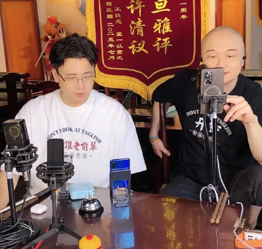 钱程随意继续直播，有粉丝问侯耀华去没去杨少华的葬礼。对侯耀华很有反感的两人竟然破
