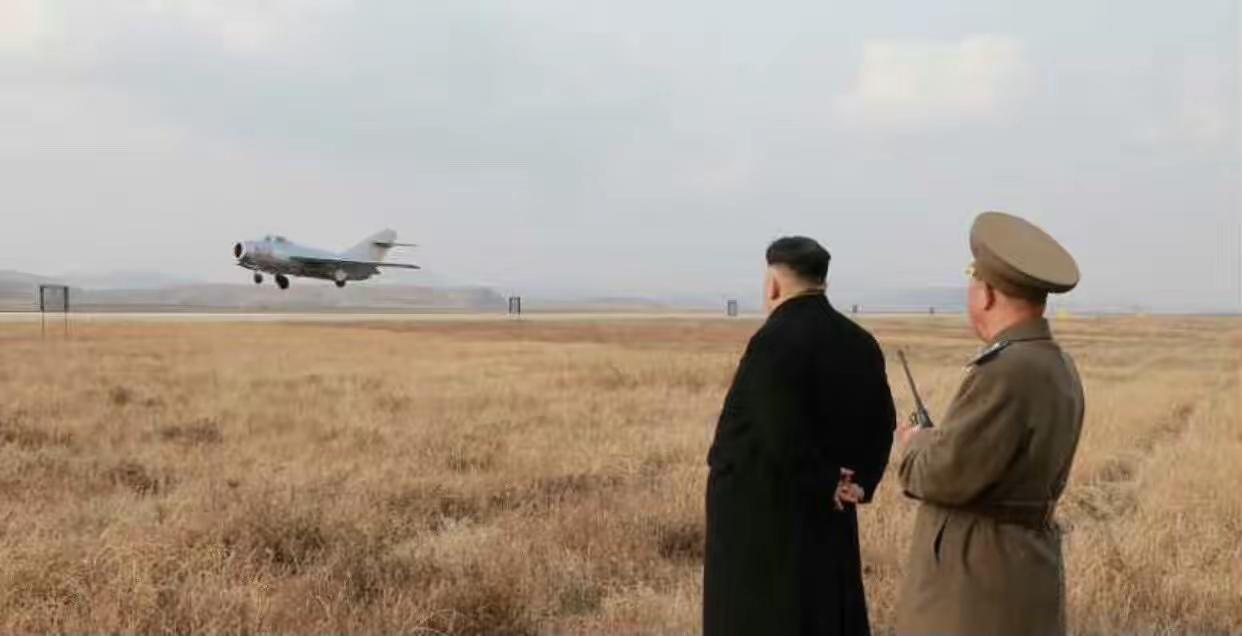 这架飞机，受到了三代将军的检阅！也算是三生有幸了！俄罗斯为什么不能送朝鲜几架