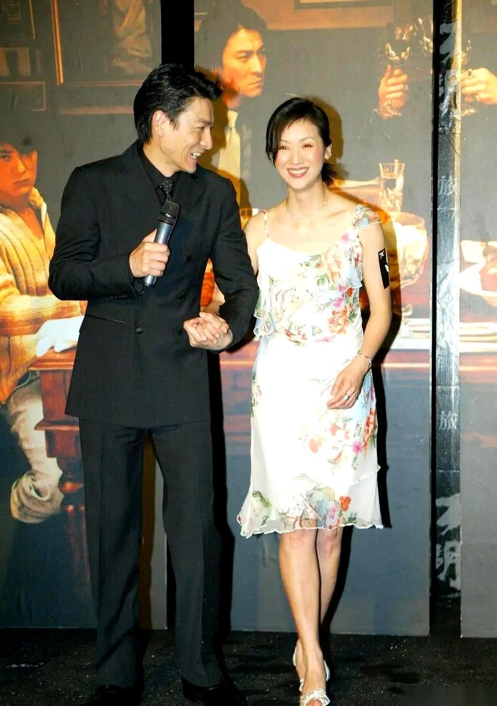 刘德华，跪下了。当着台下一万多人的面，对着她。山呼海啸的“在一起”，几乎要掀翻