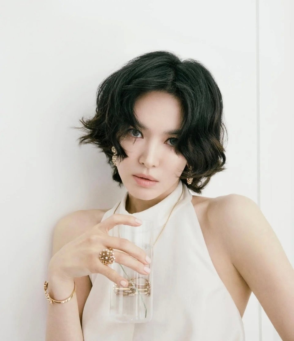 宋慧乔的新短发也太会了！耳上一寸的利落长度配羽毛状碎剪，褪去温婉多了份桀骜少年感