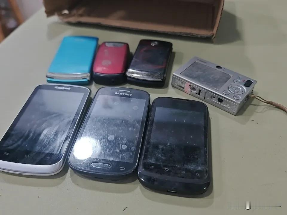 烂手机100块钱一个。现在大街小巷到处都在收烂手机，都喊着100块钱一个。烂手机