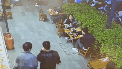 绝对长期溺爱，看小孩打狗之前看了一下家长，就直接上手了，被咬了就是另个版本了[抠