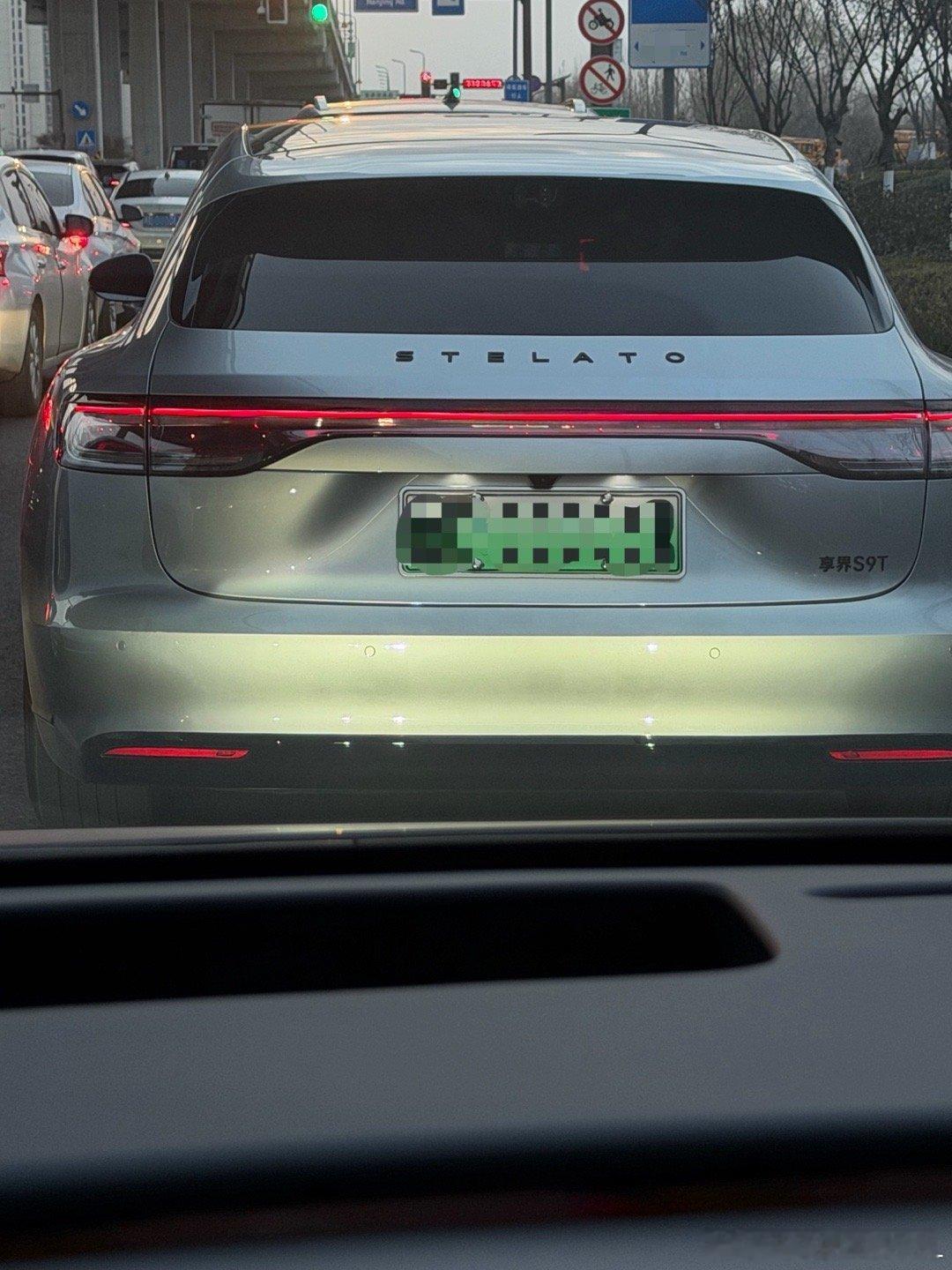 第一次见到银色的享界S9T！挺有质感这应该不是贴的膜吧