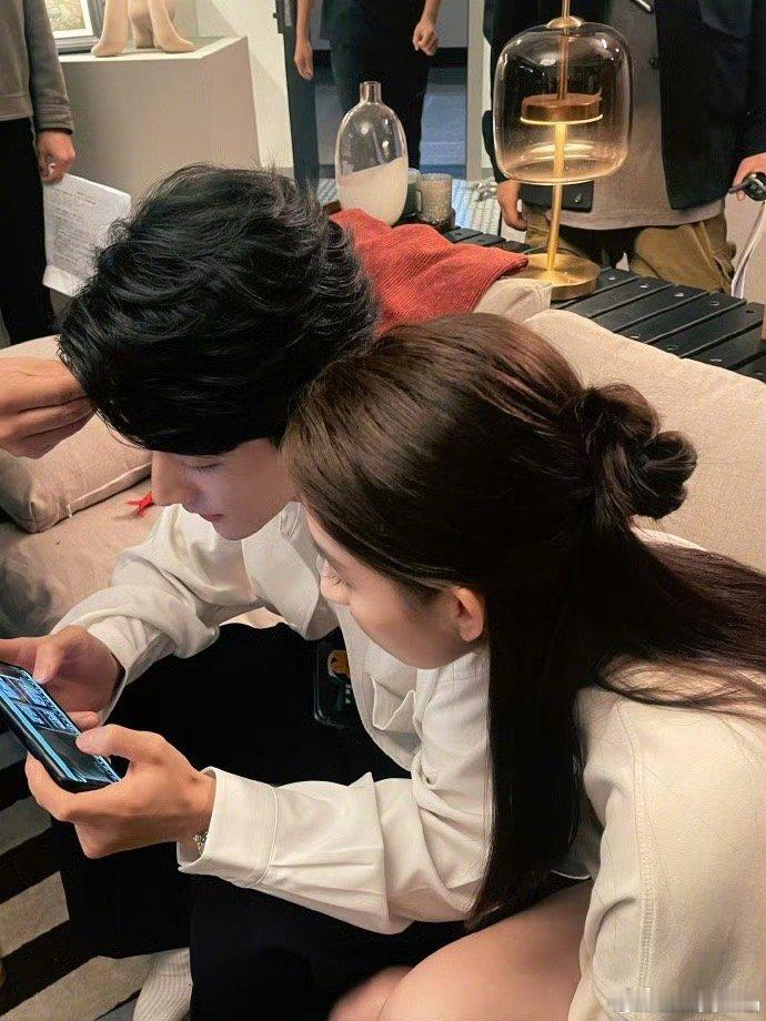 王玉雯回复张新成发给你妈妈了，哈哈哈哈哈，这俩人好有梗，再合作一部剧吧！｜张新成