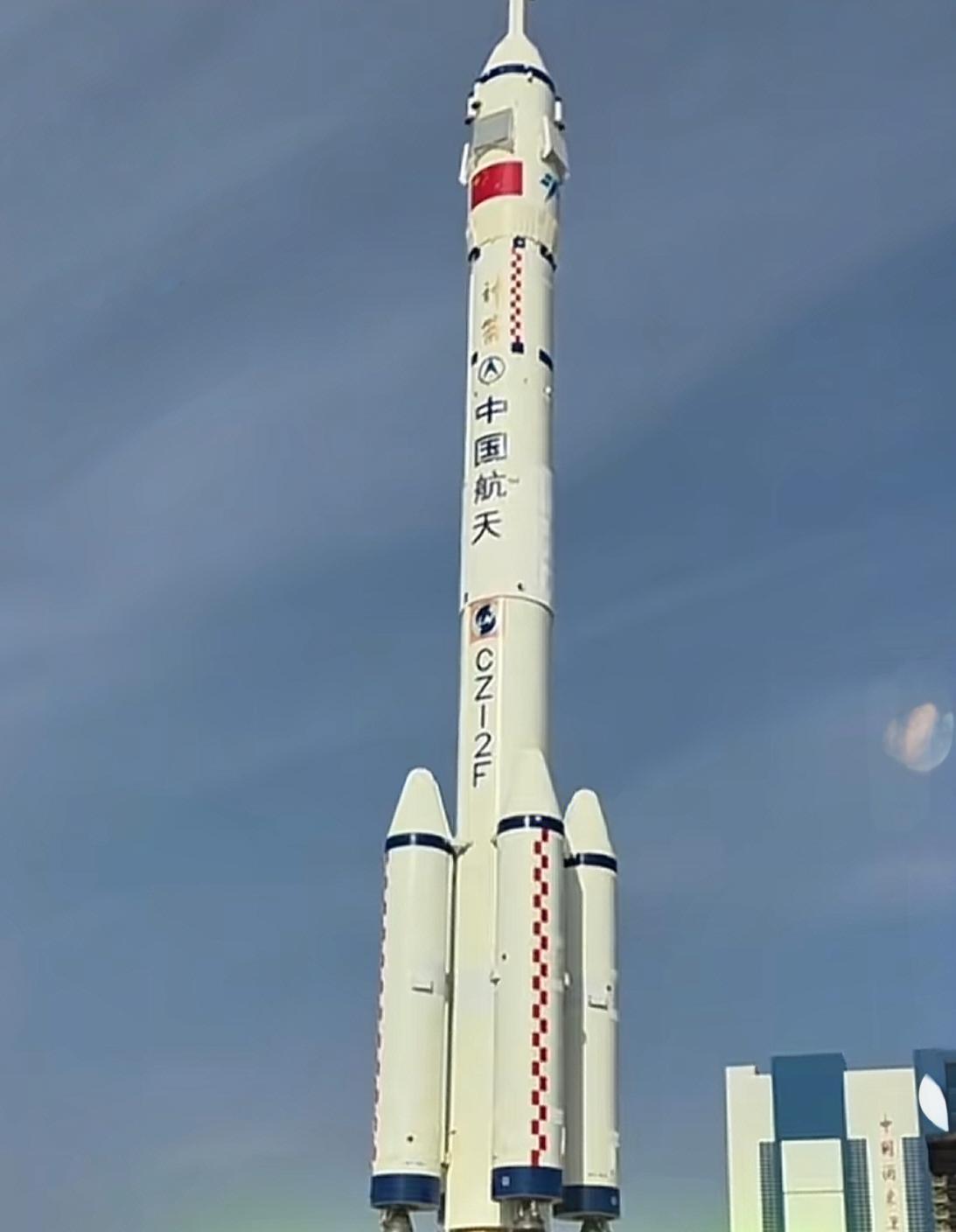 神舟系列蓄势待发，中国航天“双保险”彰显硬实力酒泉发射基地，火箭已矗立发射