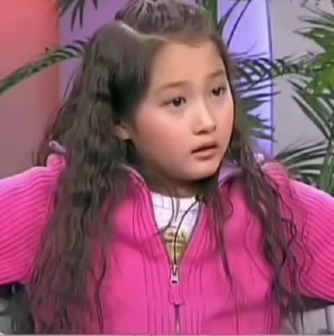 曝关晓彤减肥和妈妈斗智斗勇好有爱有趣的母女相处！关晓彤小时候采访回答太搞笑了！主
