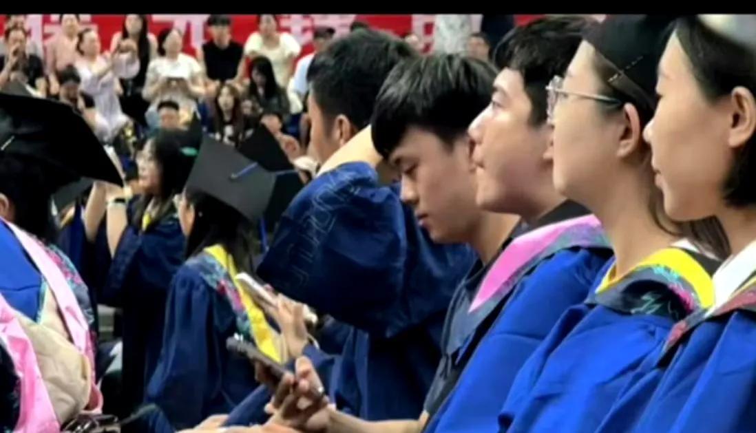 恭喜甜甜硕士毕业啦！梁靖昆，天津科技大学硕士毕业了！甜甜还是那个腼腆的甜甜，