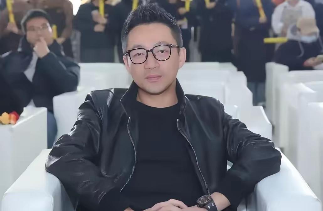 汪小菲凌晨那十几条语无伦次的微博，看得人心里发沉。黑屏配图，憔悴自拍，字里