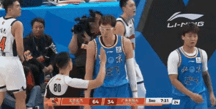 北京北汽超级球星周琦真是脾气火爆！在今天北京北汽主场迎战广东东阳光的比赛中，当时