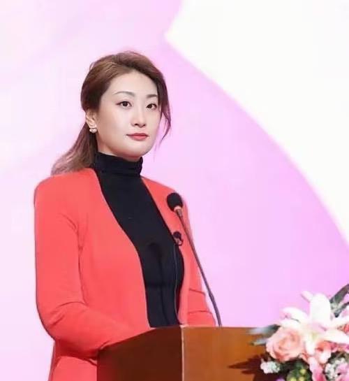 真是越来越不明白宗馥莉了，明明43岁的人了，一事无成、家庭窝囊、满脑负能量，