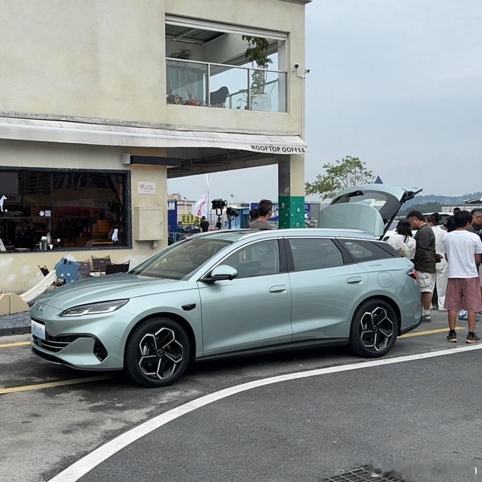 网友拍到的海豹06旅行车广告片拍摄现场其实看起来还可以，挺旅行的​​​