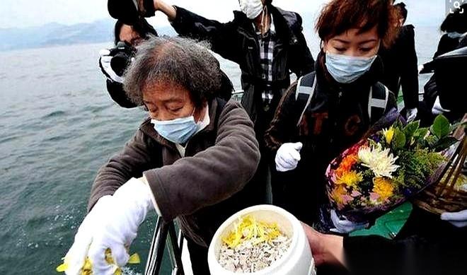 我一直以为，海葬就是捧着骨灰盒，往海里那么一撒，既潇洒又不用花钱。直到朋友告诉