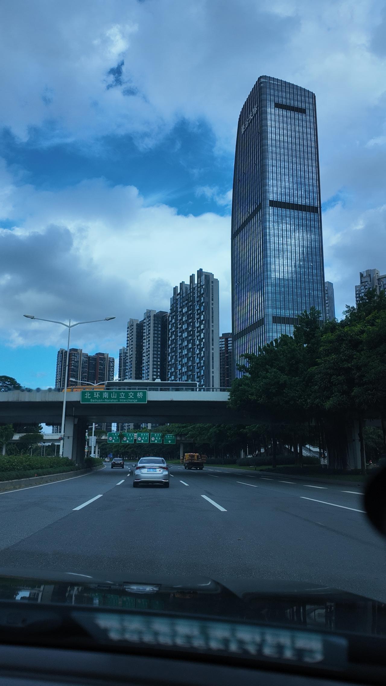 发现一个特别有意思的事——深圳，啪一下，非核心区直接不限购了。户口不要了，社保