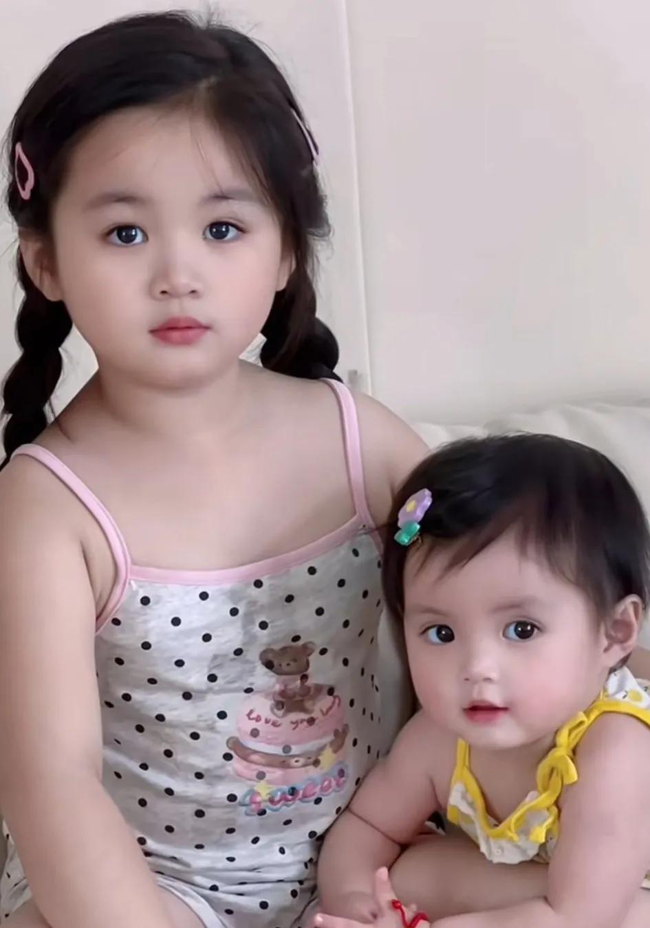 简直被这两个小美女萌化掉了，太美太漂亮了，象两个雕刻出来的瓷娃娃一样，又像两个混