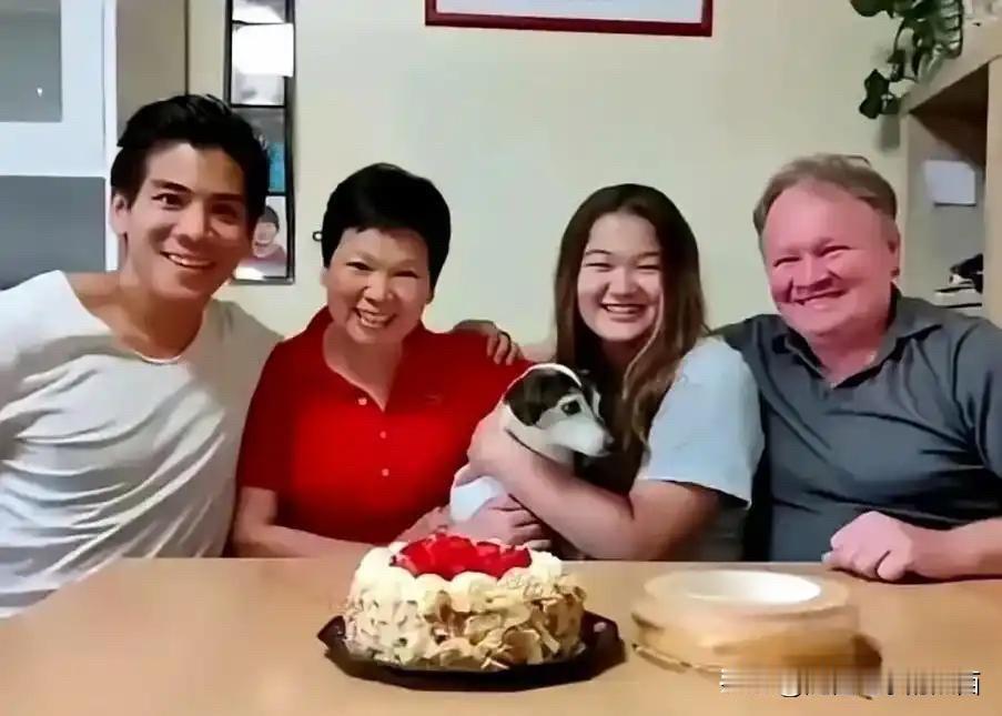 奥运会乒乓球年龄最大参赛者倪夏莲一家人的全家福合照，感觉她挺热爱乒乓球，比较大的
