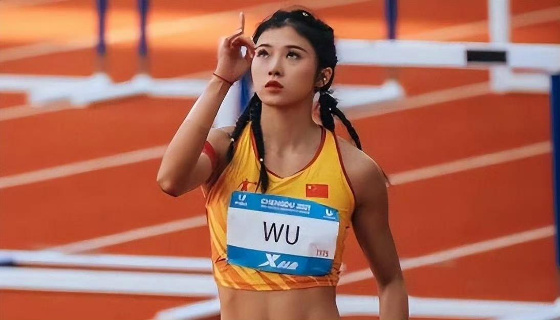 队友：哟，今天不走全妆女王路线了？红唇呢、亮片呢，合着全落酒店了？吴艳妮：别
