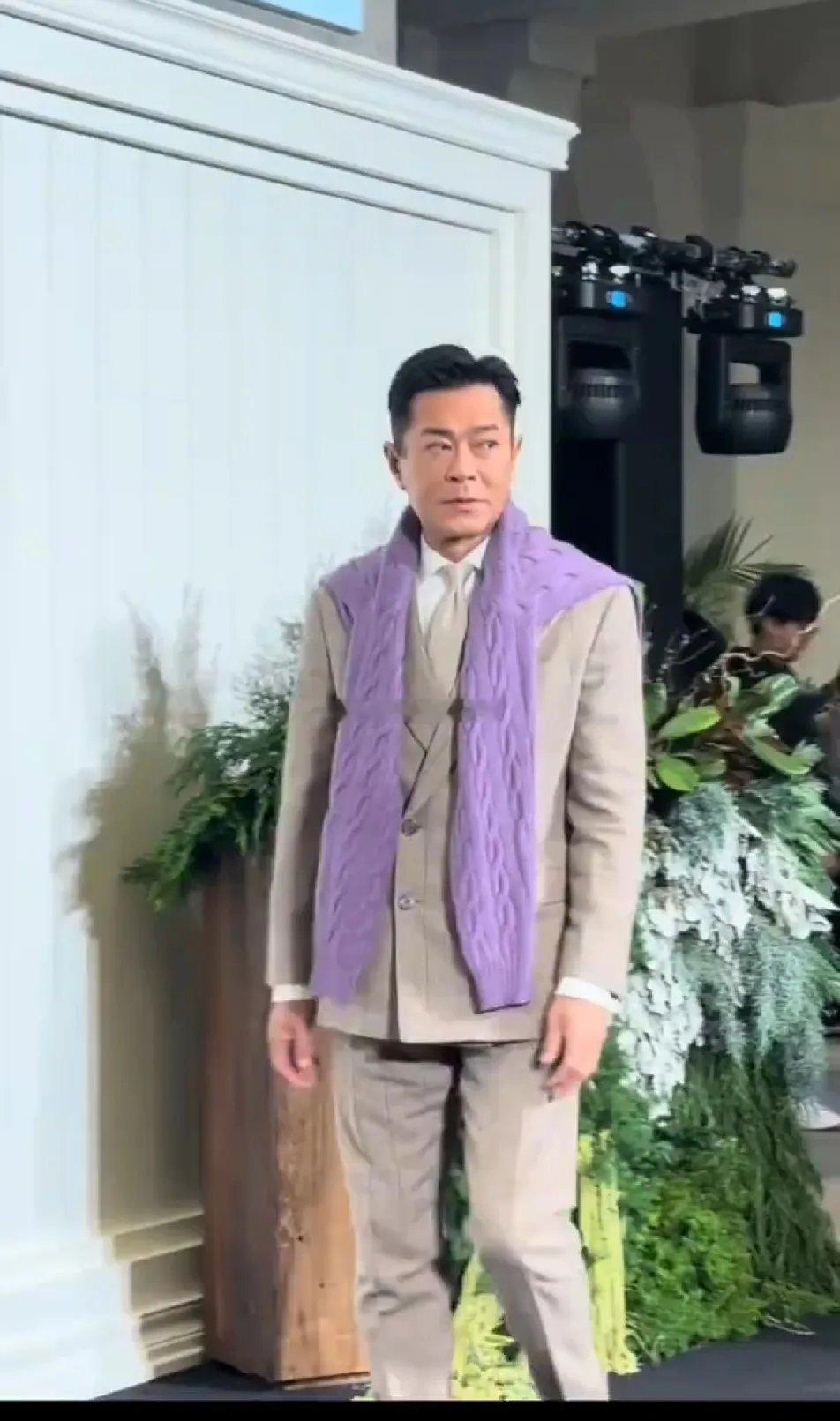 古天乐这件毛衣究竟起到了什么作用？颜色不搭，材质也不搭，本来挺高级的一身西装，硬