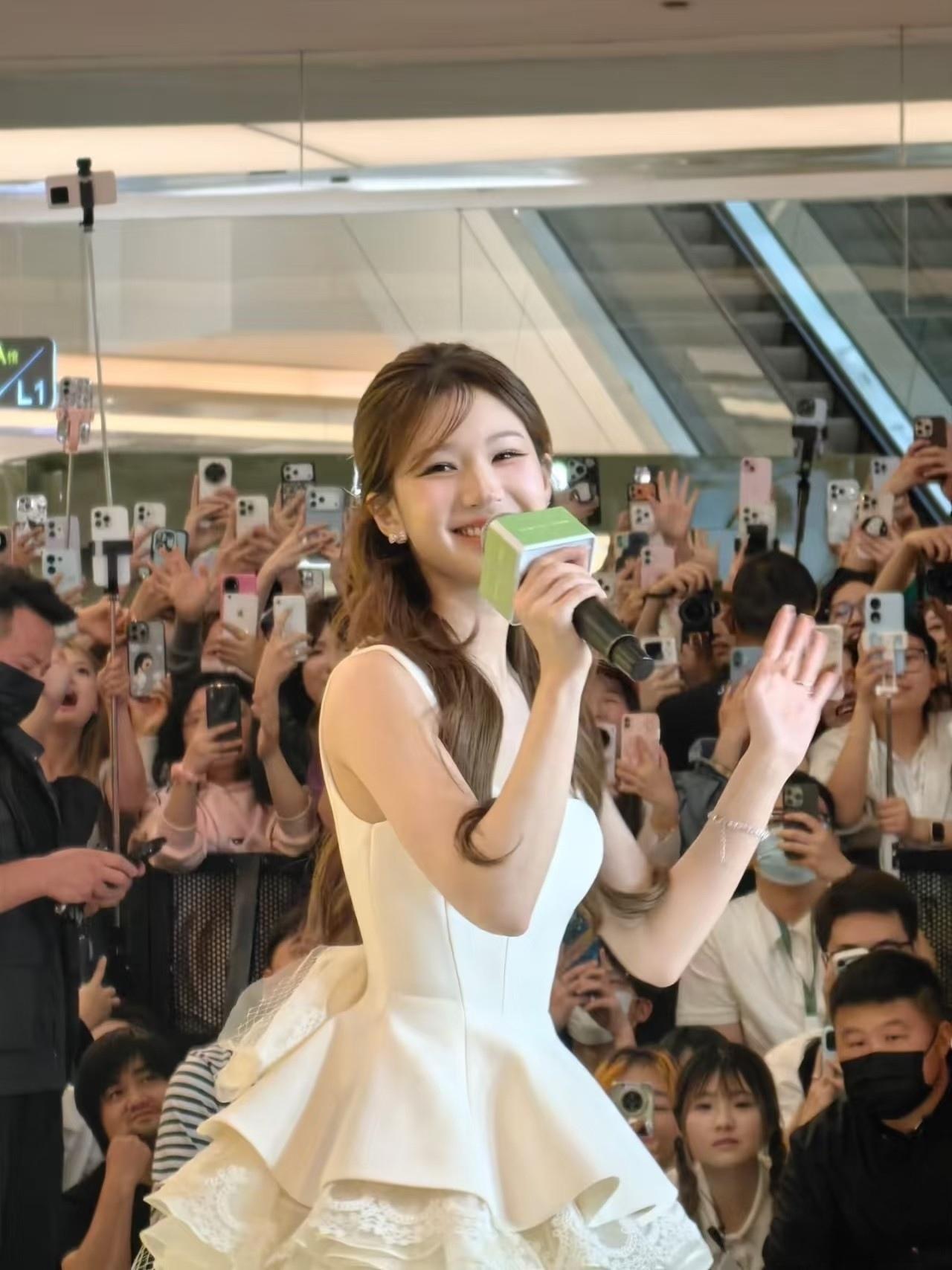 赵露思爸爸妈妈陪同女儿一起成都参加线下活动！露思爸爸妈妈也是普通人，但女儿是