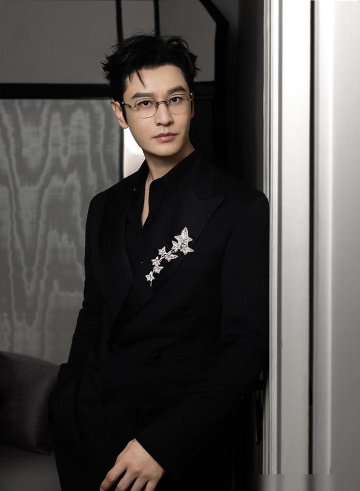 我宣布最近娱乐圈最大的笑话就是，48岁的黄晓明喊53岁的王鹤棣爸爸“叔叔