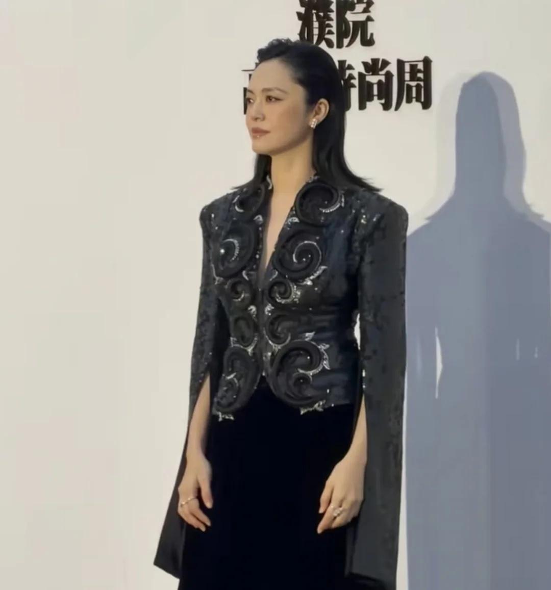 姚晨亮相时装周，近日，姚晨在官宣离婚后首度现身某时装秀场，一袭干练装扮搭配淡然