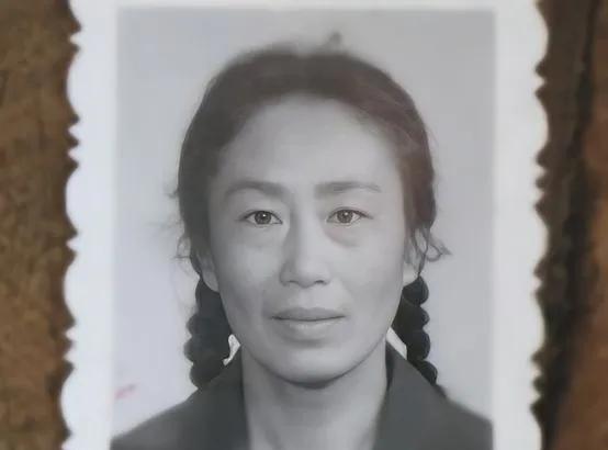 1969年，19岁的女知青黄丽萍隐瞒自己是开国将军黄思深女儿的身份，自愿前往北大