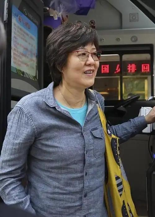 身价千万又如何？卸任5年后，64岁的郎平终于活成了普通老太太。近日机场近照