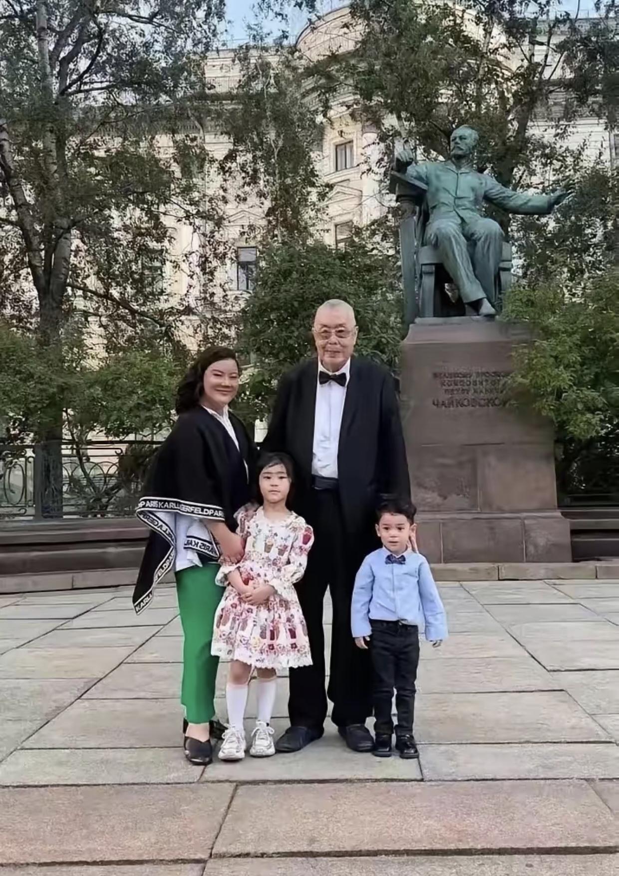 本以为王刚60岁老来得子，已经非常罕见了，没想到艺术圈还有更厉害的「大佬！?
